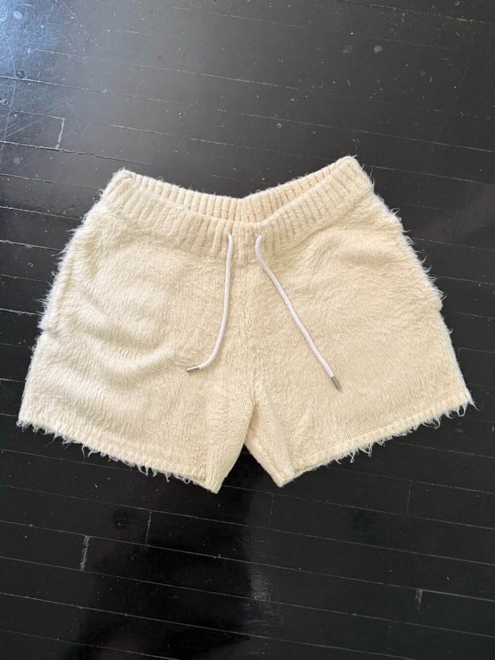 MNML Fuzzy Sweater Shorts - Cream Size L